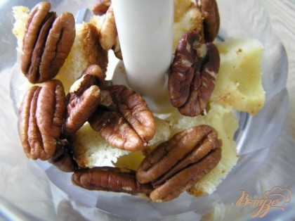 Орехи и печенье (бисквит) поместить в чашу блендера, измельчить.
