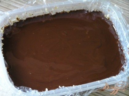 затем вылить остывшую шоколадно-сливочную массу,