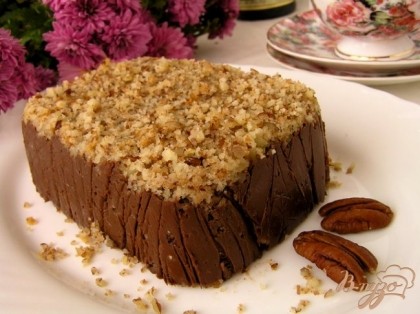 Готовый шоколадный десерт аккуратно вынуть из формы, убрать пленку.
