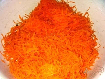 Трем морковь и также обжариваем на растительном масле до готовности.