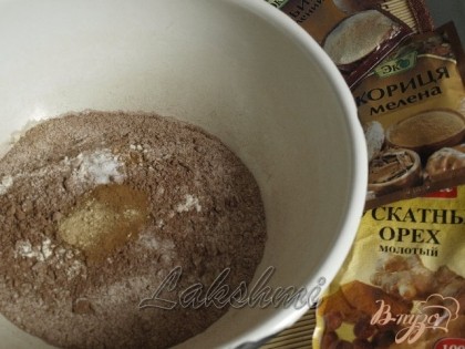 Просеять муку вместе с какао-порошком, добавить щепотку соли, ванилин и пряности.
