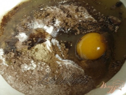 К сухой смеси добавить яйцо, сметану и медовую смесь.