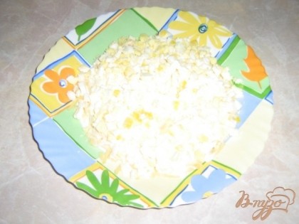 Кубиками нарезаем яйца,выкладываем поверх сыра.Немного солим и смазываем майонезом.