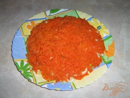 Следующим слоем выкладываем морковь натёртую на тёрке.