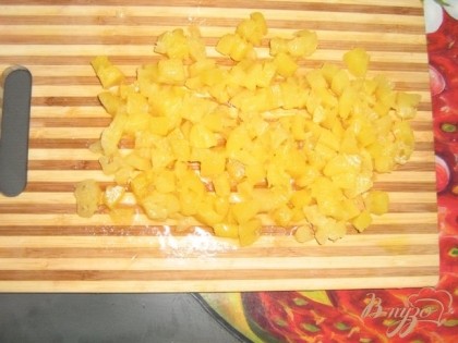 Измельчаем консервированные ананасы.
