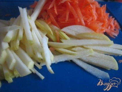 Яблоко нарезать тонкой соломкой, морковь натереть на крупной терке.