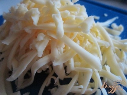 Сыр легче и быстрее натереть на крупной терке.