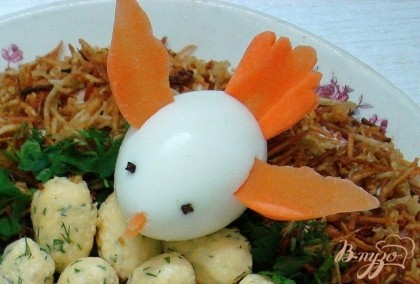 Одно яйцо  и морковь используем для изготовления птички.Глазки из гвоздичек.