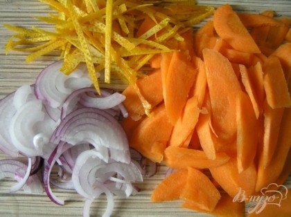 Цедру 2х апельсинов нарезать полосками, лук - тонкими полукольцами, морковь - вдоль пополам и наискосок не слишком тонкими дольками. Капусту разделить на небольшие соцветия
