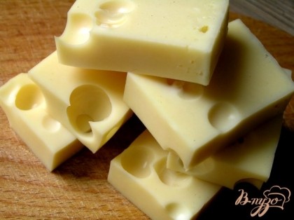 Сыр нарезать порционными кусочками, толщиной 1-1,5 см.