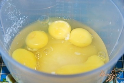 Яйца взбить с сахаром (200 гр), добавить кипяток и ещё раз взбить.