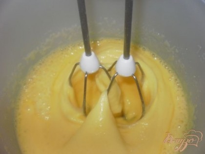 Яйца взбиваем с сахаром (1 стакан) в густую массу.