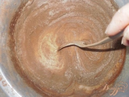 Добавляем муку и какао, аккуратно вымешиваем тесто ложкой.