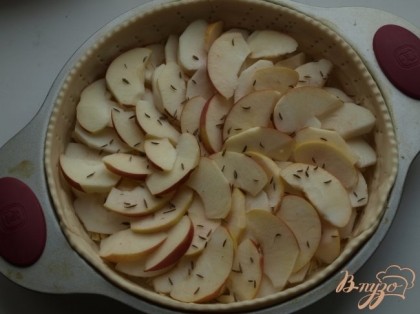 Нарезать ломтиками яблоки,выложить поверх сыра и посыпать тмином.