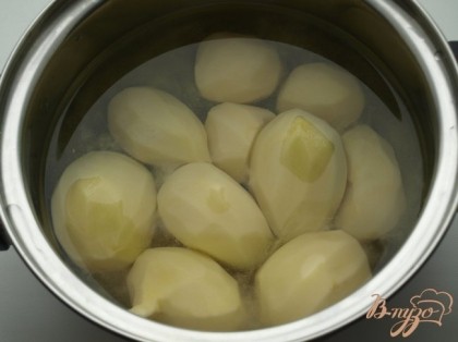 Очистить и помыть картофель,сложить в кастрюлю,залить холодной водой и добавить соль.Поставить на огонь и варить 3 минуты с момента закипания воды.