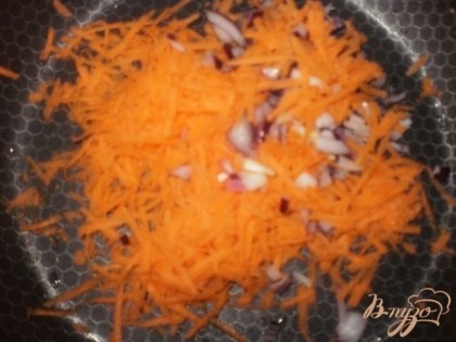 Натертую на терке морковь и мелко нарезанный лук обжариваем на растительном масле.