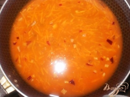 Добавляем томат, вливаем стакан воды, солим, перчим по вкусу.