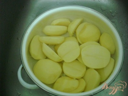 Картофель почистить, помыть и разрезать пополам.