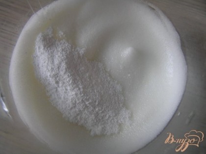 Взбить белок со щепоткой соли, добавить сахарную пудру.