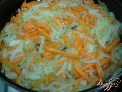 Зажариваете лук и морковь.В конце жарки вливаете сметану.