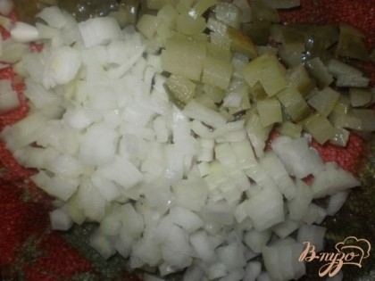 Лук и огурцы нарезаем мелко, добавляем в солянку.