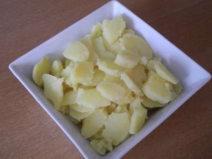 Картофель нарезать кружочками в салатницу