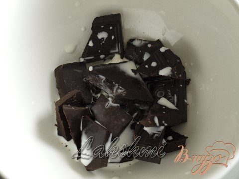 Шоколад поломать на кусочки, добавить сметану или сливки и растопить на водяной бане.