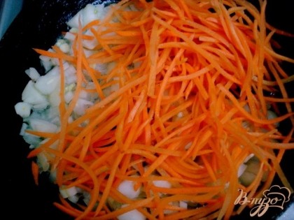 Лук и морковь мелко нарезаем и обжариваем на растительном масле.
