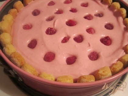 По вкусу можно добавить немного ягод малины.Поставить в холодильник до полного застывания.