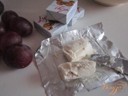 Мягкий сыр я брала двух видов : с грецкими орехами и зеленью. На каждую виноградину нужно примерно 5 гр.