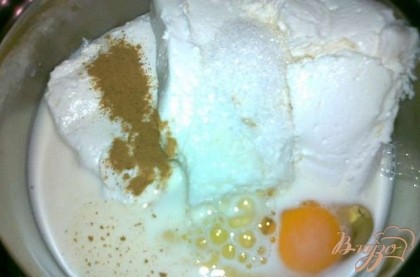 Подготовить творожную массу-творог положить в глубокую миску,добавить яйцо,сахар,ван.сахар,молоко и пряности по желанию,растопить шоколад со сливочным маслом на слабом огне
