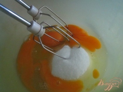 Приготовить тесто. Яйца взбить с сахаром, добавить муку, разрыхлитель, какао.