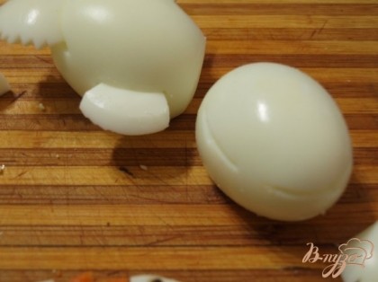 На двух других яйцах сделать надрезы по бокам и сзади.В надрезы вставить подготовленные хвостики.Также вырезать из остатков белков крылышки,вставить их в надрезы.