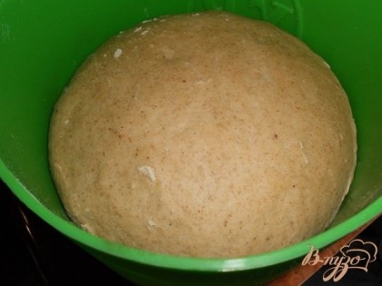 Затем подмесить тесто и переложить в форму,поставить на расстойку на 35 минут,выпекать при температуре 160 градусов,около 35-40 минут.
