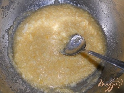 Размягченное сливочное масло растираем с сахаром до бела. Яйца вбиваем по одному и хорошенько взбиваем после каждого.