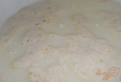 В мисочку налить теплое молоко, добавить соль, сахар, растительное масло и опару (когда она запузырится), перемешать.