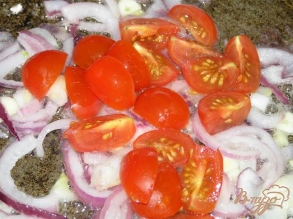 добавить помидоры черри, разрезанные на 4 части.