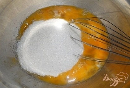 В мисочку вбить яйца( 3 шт.) и добавить сахар(80 г.), перемешать ложкой.