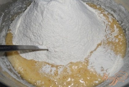 Всыпать муку(450 г.) частями, добавить соль и соду и вымешать до однородности.Муки может пойти меньше или больше,ориентируйтесь по густоте.