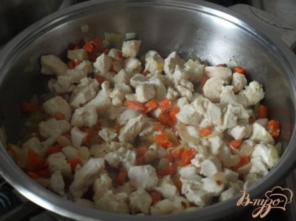 Лук,куриное филе и морковь(также нарезанную кубиками)слегка обжарить на растительном масле.