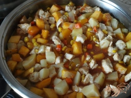 Картофель и тыкву нарезать кубиками покрупнее,добавить к луку,моркови и филе.Тушить почти до готовности картофеля.Влить стакан томатного сока и высыпать кукурузу.