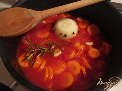Выложить все в небольшую кастрюльку, добавить немного воды , соли, сахара по вкусу.Поставить тушиться на тихий огонь до полуготовности моркови.