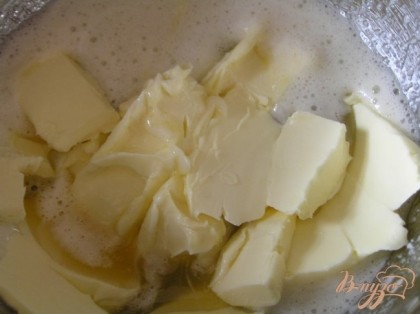 Приготовить тесто. Яйцо и желток взбить с сахаром, добавить размягченное сливочное масло, перемешать,