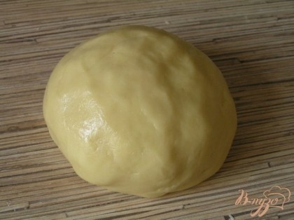 Скатать тесто в шар, завернуть в пленку и убрать на 30-60 минут в холодильник.