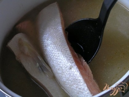 В кипящий бульон опустить кусочки лосося, варить 5-7 минут, выложить на тарелку, снять кожу, удалить косточки, разобрать на небольшие кусочки.