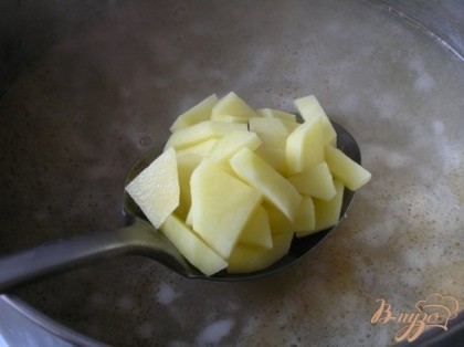 Бульон процедить, добавить нарезанный картофель, варить 10-15 минут.