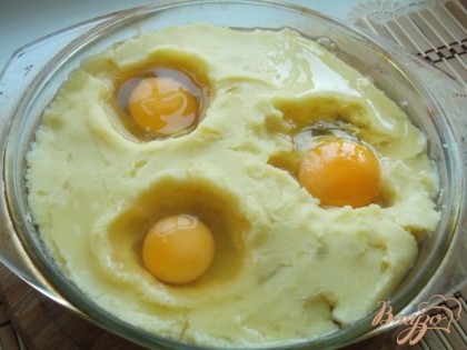 В углубления разбиваем яйца. Ставим в духовку, разогретую до 180-190 градусов и запекаем 35-40 минут.