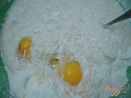К опаре добавляем яйца, соль,муку и месим тесто. В самом конце добавляем маргарин и хорошо вымешиваем, пока тесто не начнёт отставать от рук.