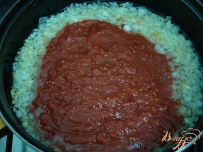 Когда лук начнёт слегка румяниться, добавляем к нему томат и жарим несколько минут вместе (пока жир не начнёт отделяться от томата).