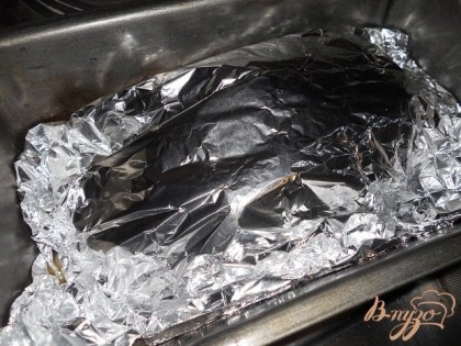 Накрыть грудки фольгой сверху и поставить в духовку на 20 минут при температуре 250 градусов, затем снять фольгу сверху и запечь до золотистой корочки по вкусу.